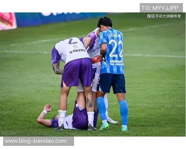 足球杯上的搞笑瞬间球员失误与裁判奇葩判罚的欢乐时刻